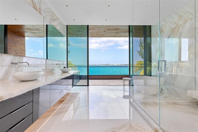 Building Photo - 825 E Dilido Dr