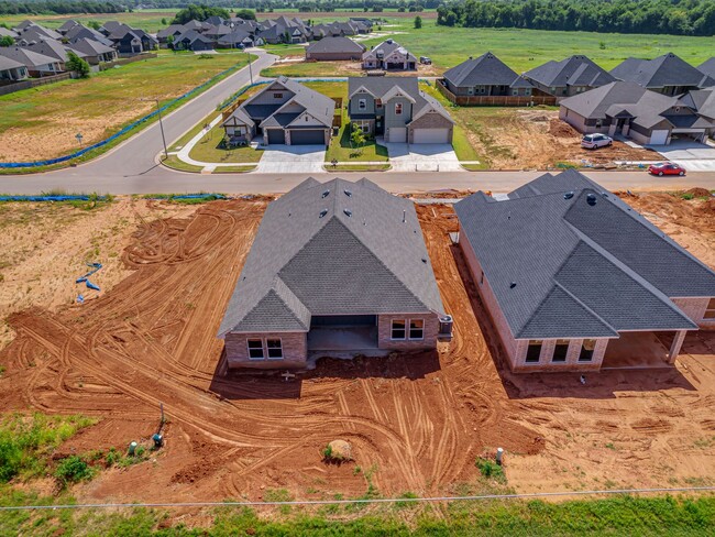 Building Photo - Newer Home available Mid-August 2026- Mustang Park- Storm Shelter