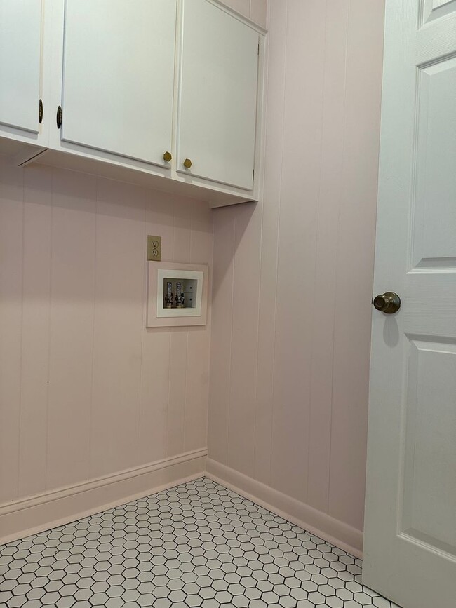 Building Photo - Large Home on the Eastside on a deadened street - Pre Lease