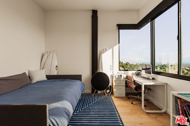 Building Photo - 1406 1/2 N Kenter Ave