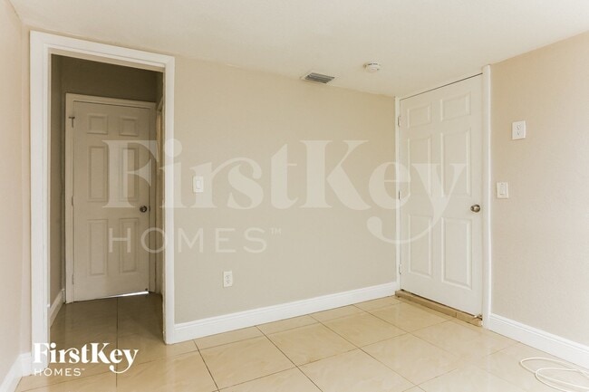 Building Photo - 7560 Venetian St