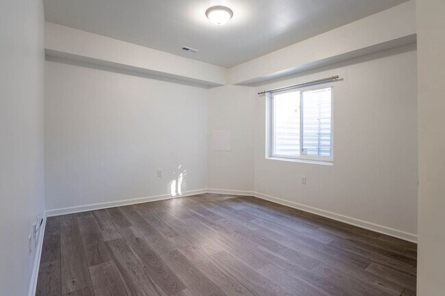 Building Photo - 373 E 13th Ave