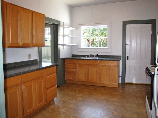 Building Photo - ***PENDING APPLICATIONS***3 Bedroom, 1 Bat...