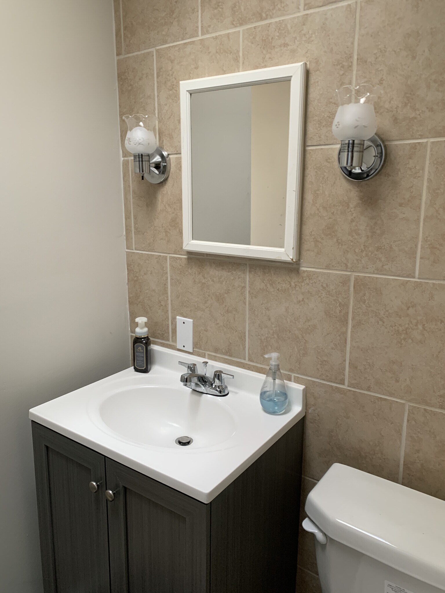 Upstairs bathroom - 1036 13th Ave SE