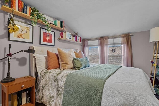 Building Photo - 86 Rochambeau Ave