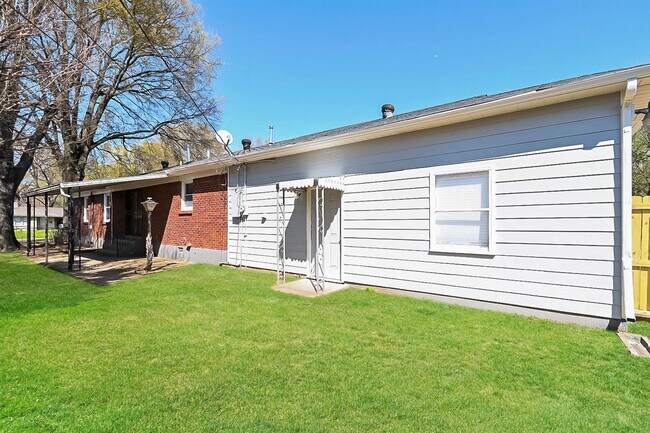 Building Photo - 1695 Myrna Ln