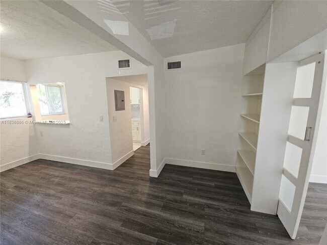 Building Photo - 7435 Byron Ave