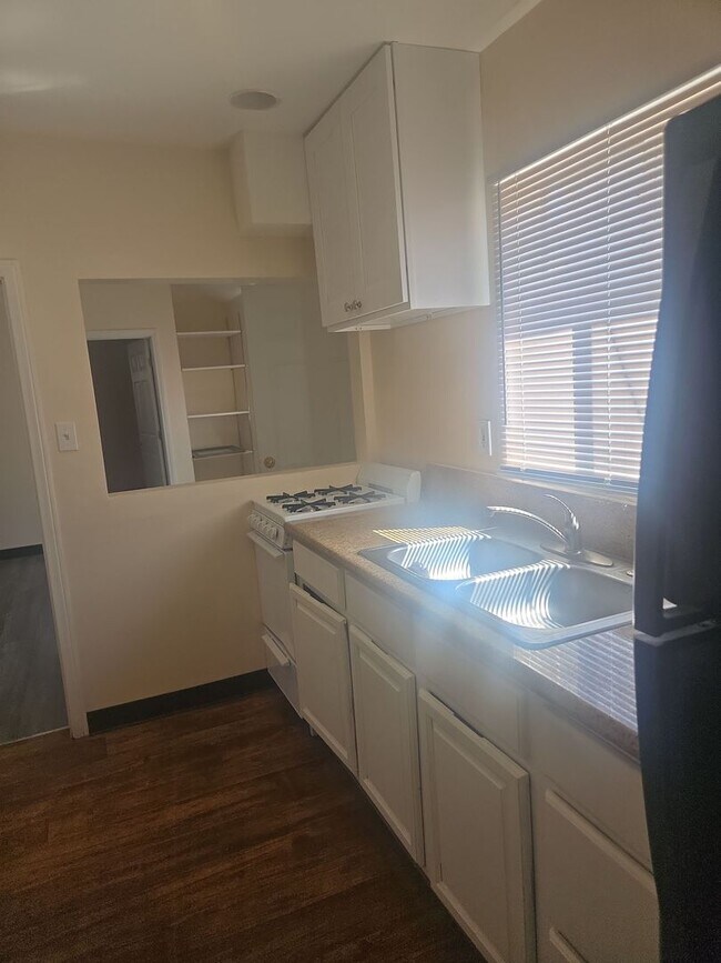 Building Photo - Must see this Large  one bedrom one bath  ADU home with availalbe off street parking.