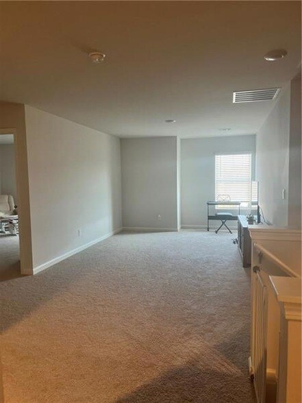 Building Photo - 167 Fernbrook Trl