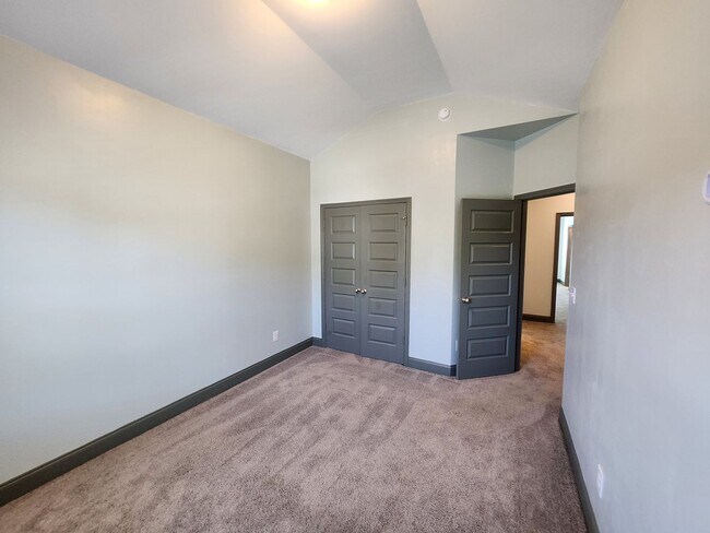 Building Photo - 5814 Whispering Pnes Wy