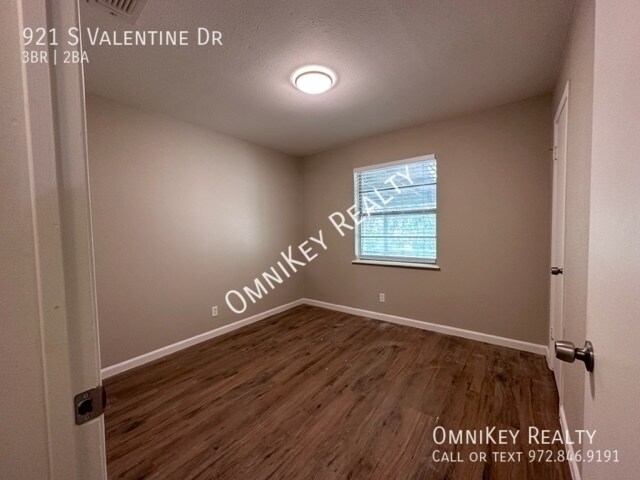Building Photo - 921 S Valentine Dr