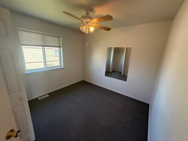 Building Photo - 913 Cardinal Dr