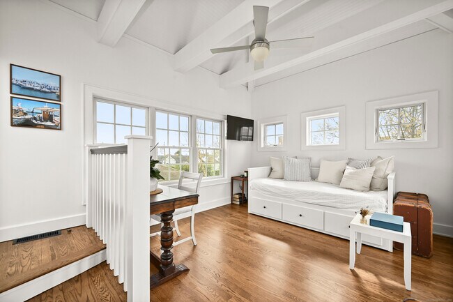 Building Photo - 104 Roton Ave