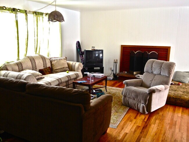 Building Photo - Updated 6 Bed 4 Bath House.  Pictures do n...