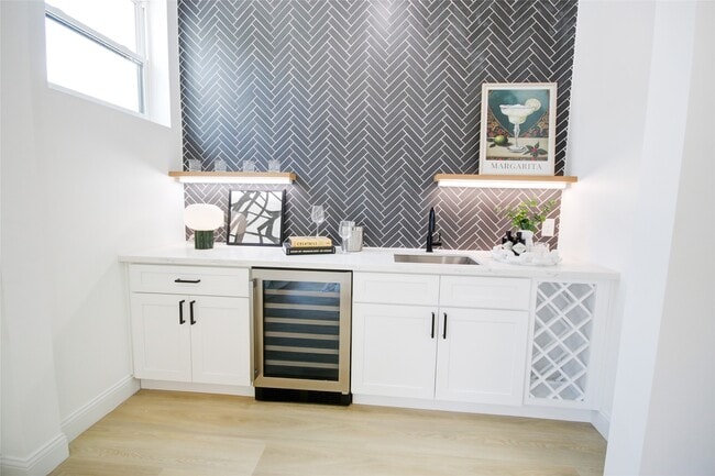 Building Photo - 1214 W 24th St