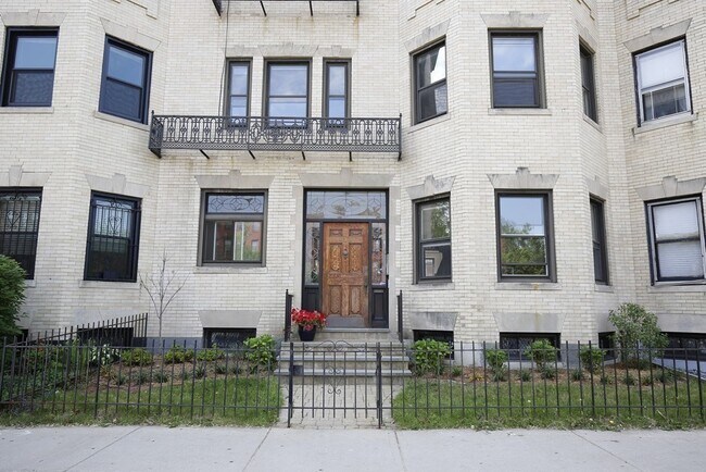 Building Photo - 919 Beacon St