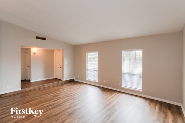 Building Photo - 1300 Royal Oak Dr