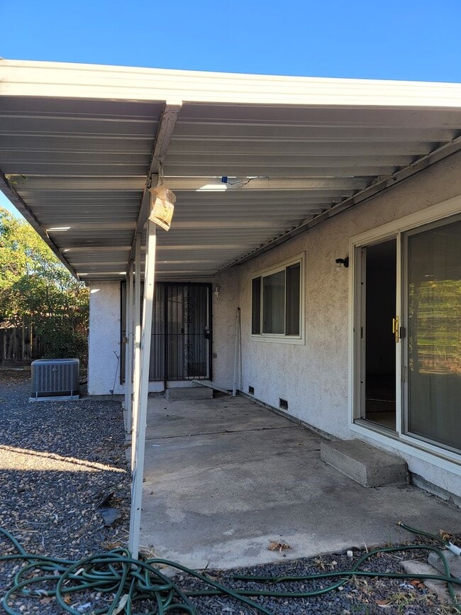 Building Photo - 1031 Fallbrook Dr