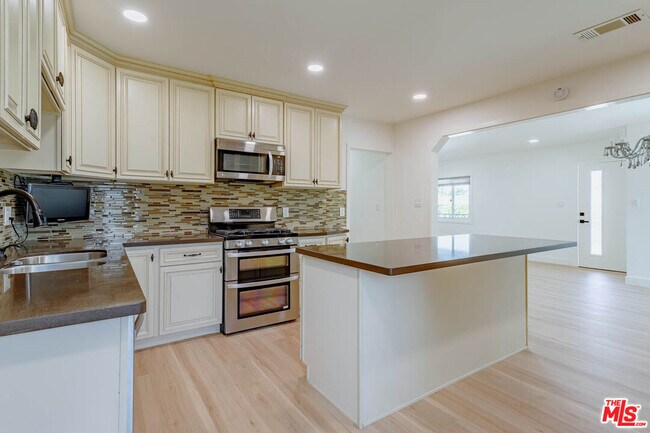 Building Photo - 6627 Ranchito Ave