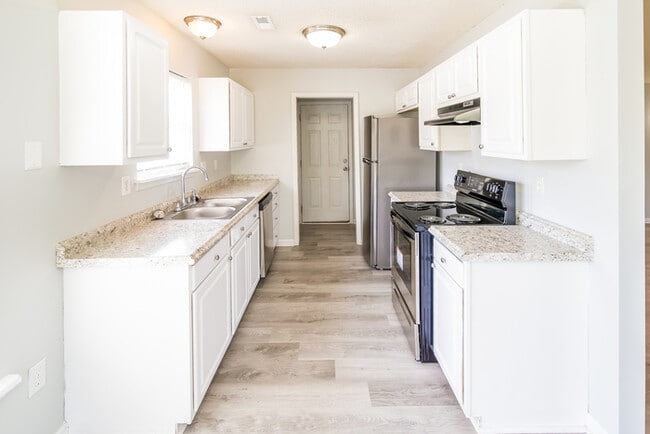 Building Photo - Welcoming 3-Bedroom Hanahan Home