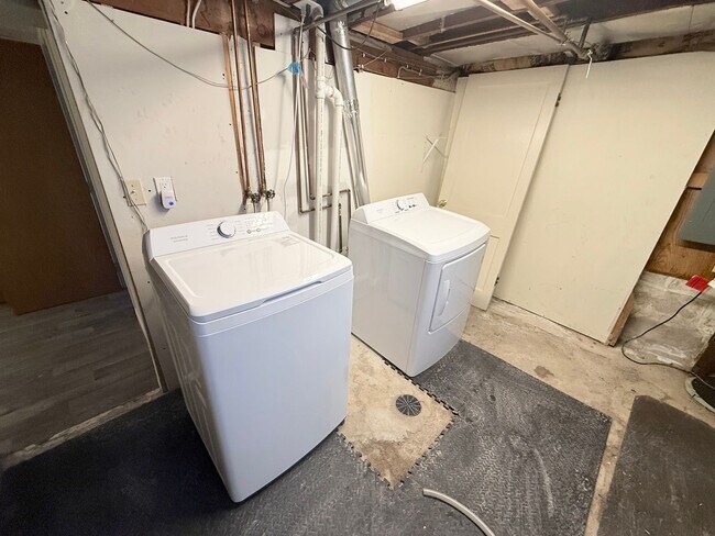 Building Photo - 5BR Home with Fenced Backyard, Firepit & Bonus Space