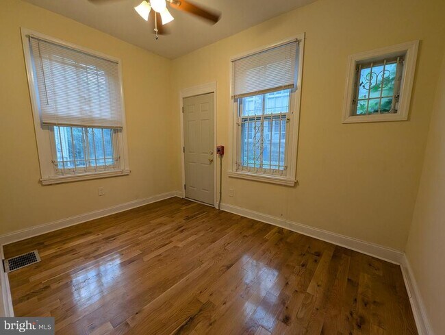 Building Photo - 304 W School House Ln