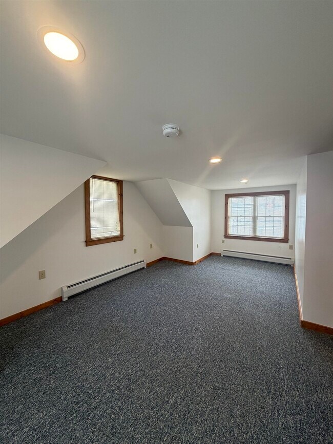 Building Photo - 211 Main St