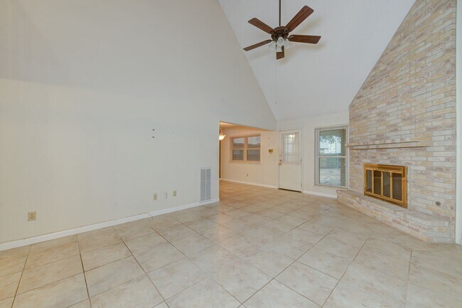 Building Photo - Charming Home with Vaulted Ceilings & Loft Near 281 & Bitters