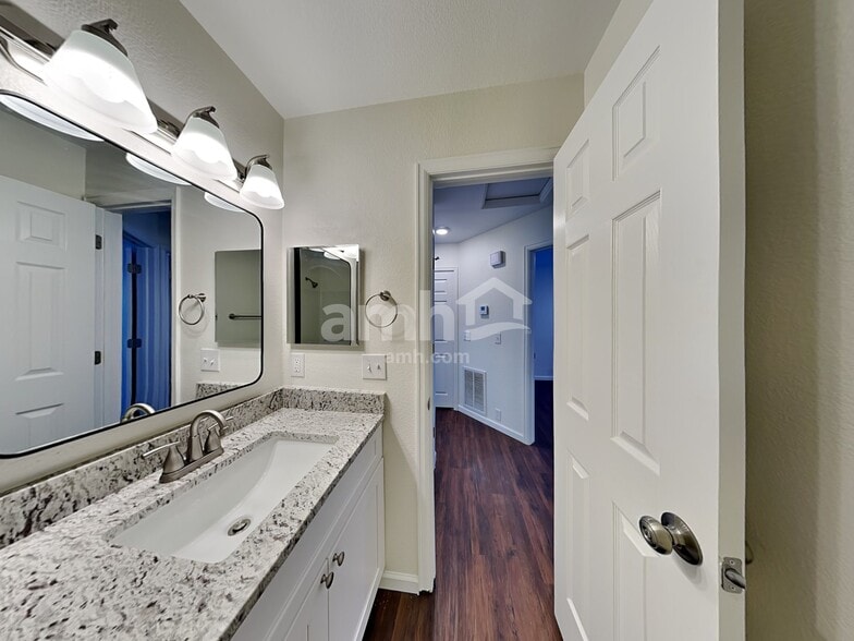 Building Photo - 8444 Sunbow Ct