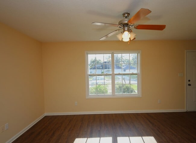 Building Photo - 1801 Chestnut Dr