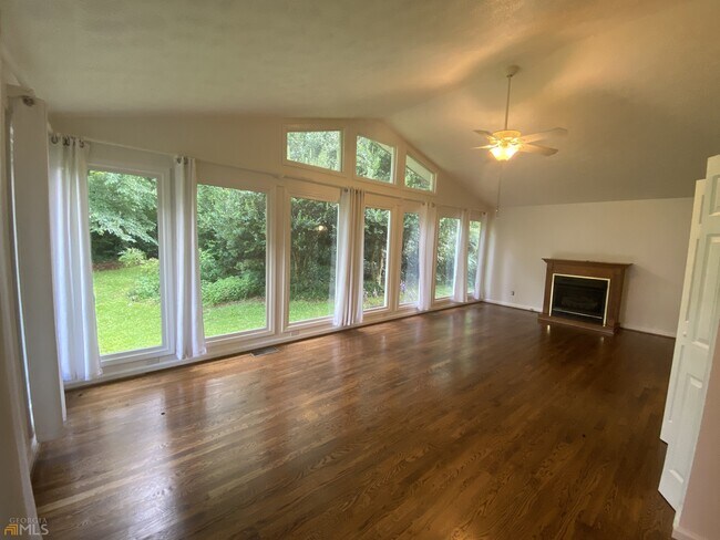 Building Photo - 2022 Woodbine Terrace NE