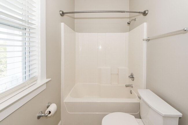 Building Photo - 302 White Gables Dr
