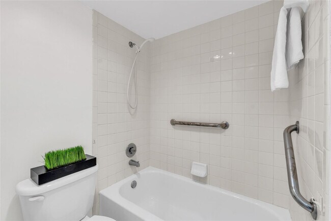 Building Photo - 1901 Bermuda Cir