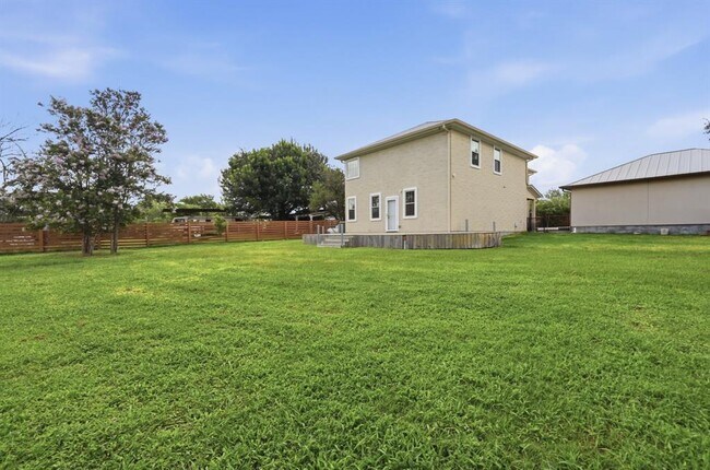 Building Photo - 330 Howard Ln