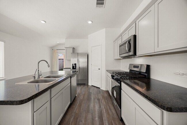 Building Photo - 23815 Hilltop Cyn Ln