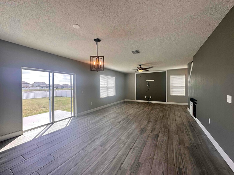 Building Photo - 4441 Lindever Ln