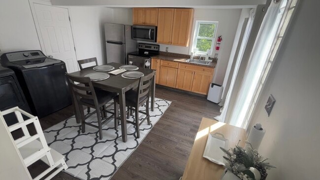 Building Photo - 10 Ells St