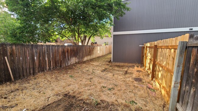 Building Photo - Quartz Ave 3plex/Ariserem-014