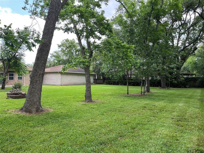 Building Photo - 304 S Shadowbend Dr