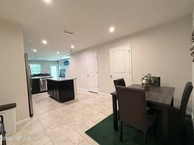 Building Photo - 5885 Creekside Crossing Dr