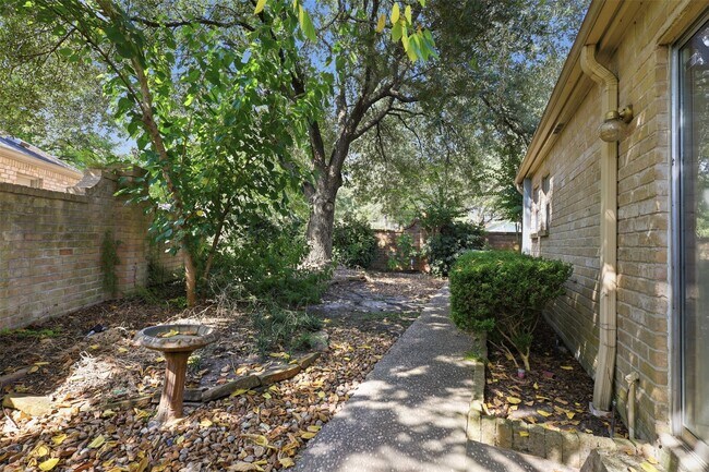 Building Photo - 321 Champions Colony III St