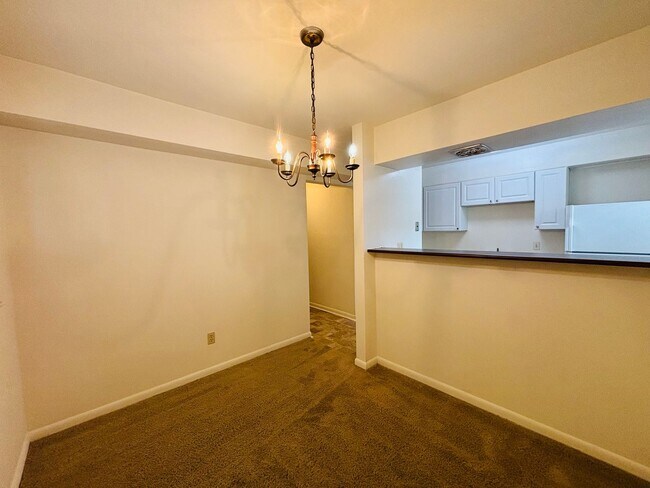 Building Photo - 446 Marlington St