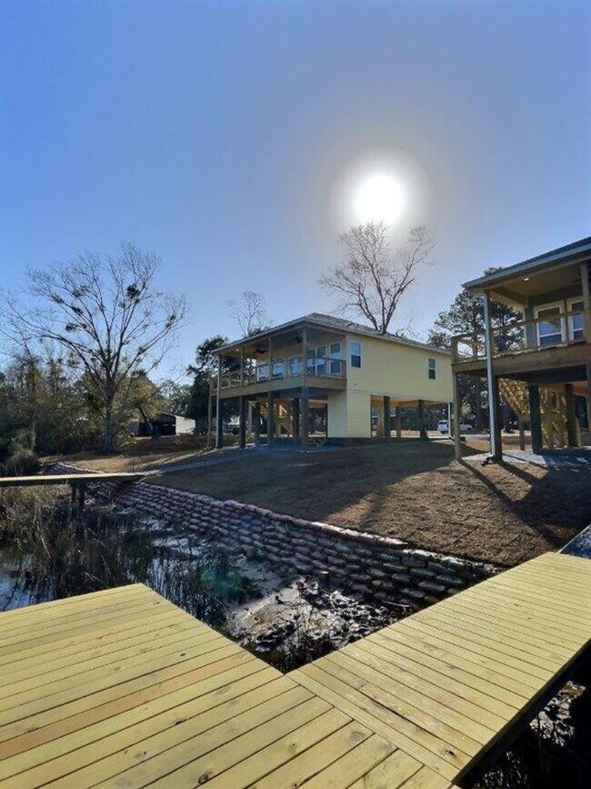 Building Photo - Fully furnished 2-bedroom house on the bayou!
