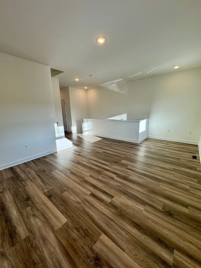 Building Photo - Brand New  END UNIT Townhouse For Rent in ...