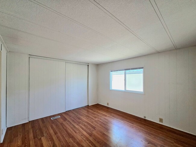 Building Photo - 1529 NW Avon Ct