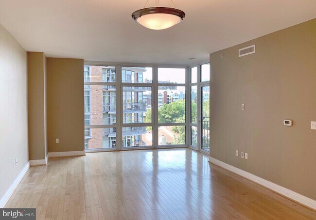 Building Photo - 8220 Crestwood Heights Dr