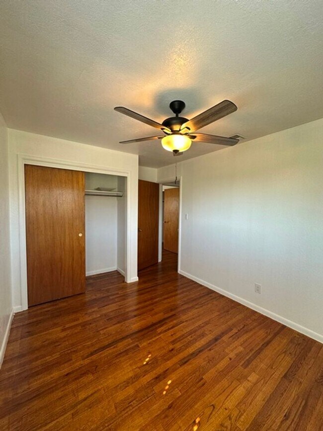 Building Photo - Updated home in Henley School District