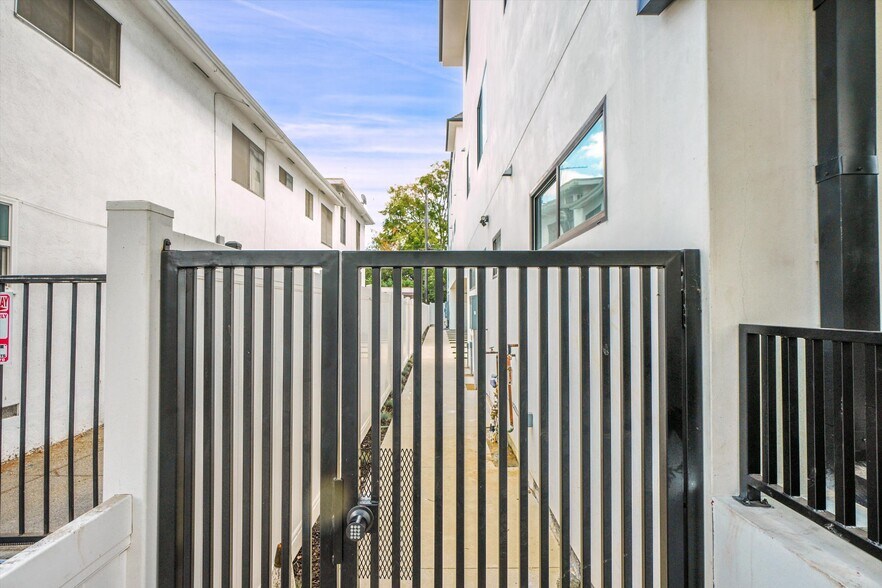 Building Photo - 5024 Cahuenga Blvd