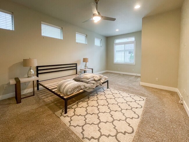 Building Photo - 307 E Grove Creek Ln