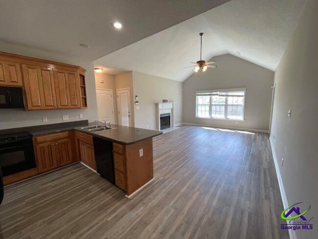 Building Photo - 114 Cedarland Dr